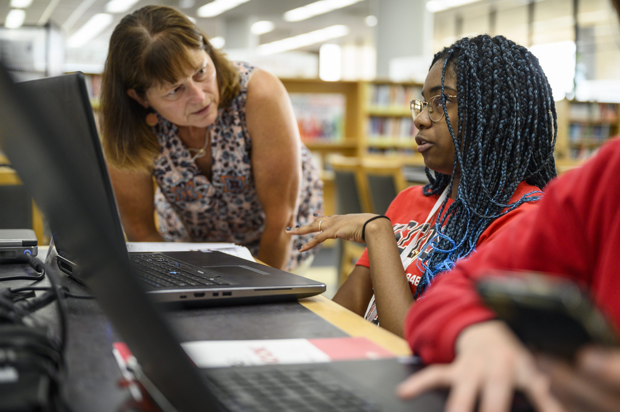 Advisor Liv Sandberg helps a student enroll at the orientation and registration program.
